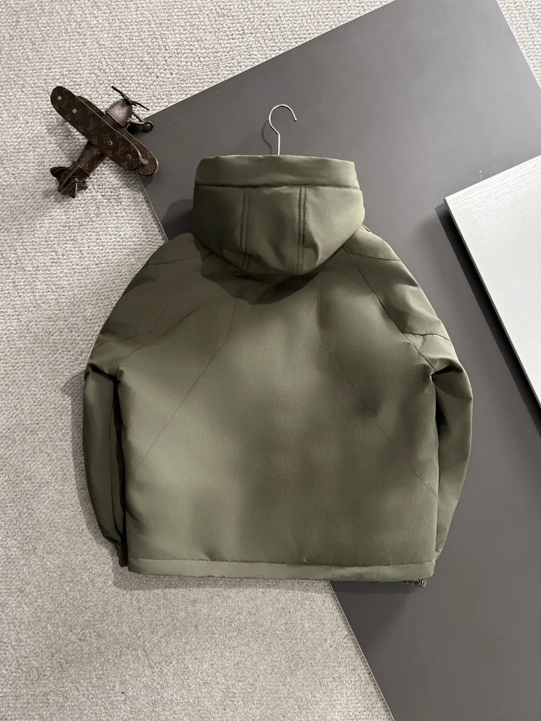 Two-day delivery time P960 Big Goose 🔥🔥 High-end customization 2025 winter official website's latest popular down jacket. Original custom-made hardware accessories for customers, all imported and original customization. Welcome to compare at the counter. Absolutely high quality. Use top-grade 90 white goose down. Super soft. Filled with fluffy and full feathers. Super heavy work. Fabric workmanship is excellent. The version is super perfect. Note⚠The fabric is super comfortable. Exclusive model. High-end quality. A must-have warm and protective artifact in winter. Size: M-3XL